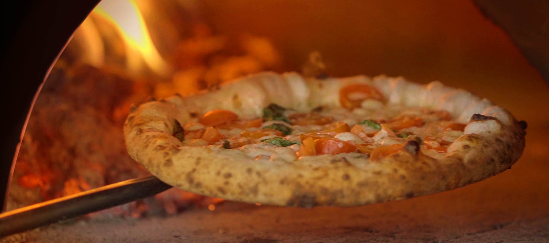 'A Pizza fatta a mano a Napoli e pronta da gustare a casa tua in 10 minuti