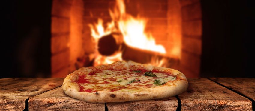 I consigli per cuocere la nostra pizza sul bordo del camino